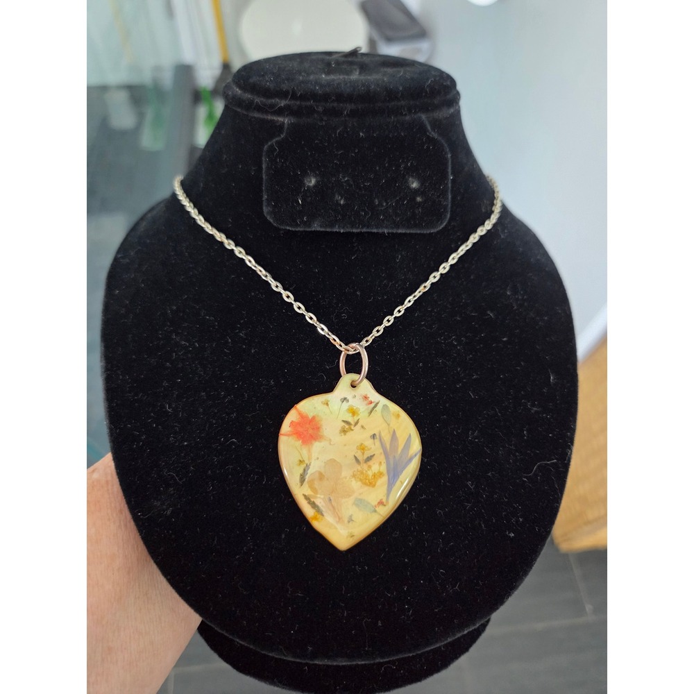 VTG Dried Flower Resin Heart Necklace Mother of Pearl Shell Pendant Silver Tone